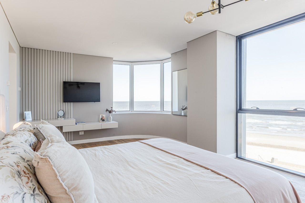 Dormitorio con ventana curva